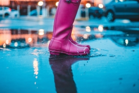 雨中的红色雨靴