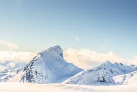 高清晰白皑皑的雪山山脉壁纸