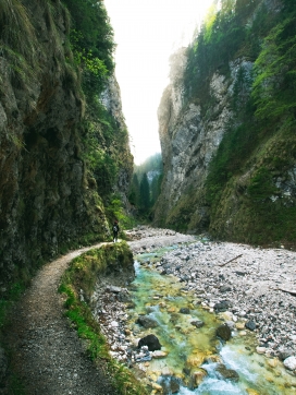 山脉下的岩石溪流