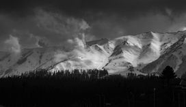 雪山高原黑白壁纸