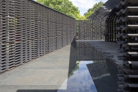 SERPENTINE PAVILION-排列有序的混凝土砖条瓦片建筑