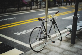 停靠在街边路灯上的公路自行车