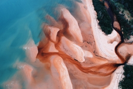 水墨风沙滩美景