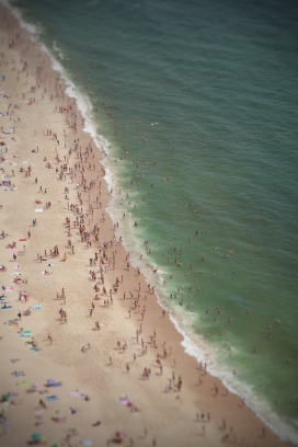 度假沙滩上的游泳人群