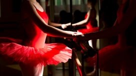 练舞的红衣芭蕾舞女孩