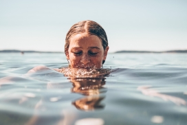 海水中游泳的女子