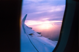 透过飞机窗的晚霞
