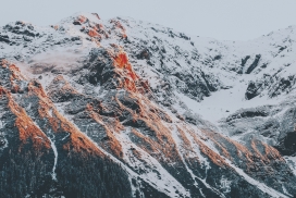 带点光辉的雪山