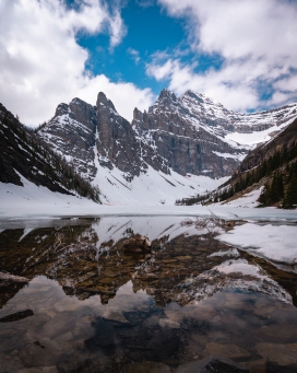 雪山明镜湖倒影