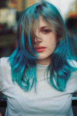 蓝发女郎