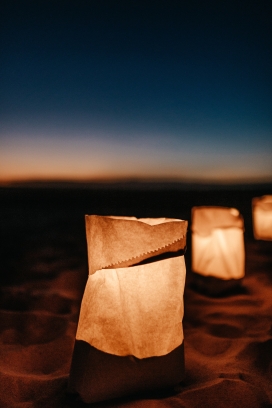 沙漠中的纸灯