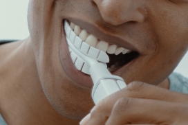 这款创新的J形牙刷可在20秒内完美清洁牙齿