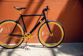 停靠在墙壁上的黄黑自行车