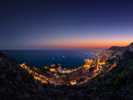 金碧辉煌的海滨小镇夜景