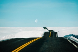 连绵起伏的冬季雪地公路