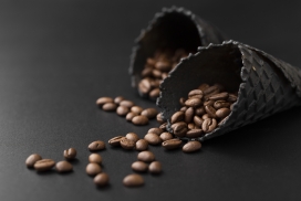 黑色脆皮的咖啡豆