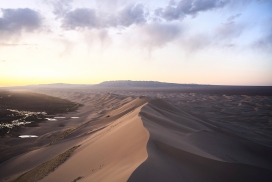 Gobi desert-蒙古戈壁沙漠的骆驼人