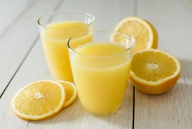 大杯橙汁与脐橙片