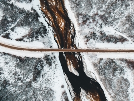 交叉横跨的雪路