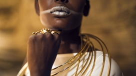 戴满黄金首饰的非洲部落女郎