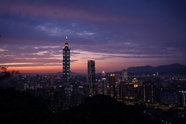 晚霞下的城市夜景