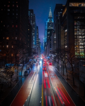 繁华的都市车流夜景图