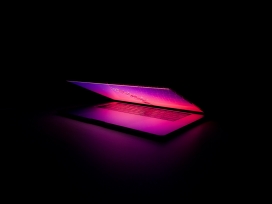 炫彩紫色背景的笔记本电脑