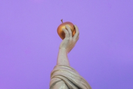 手拿金苹果的图