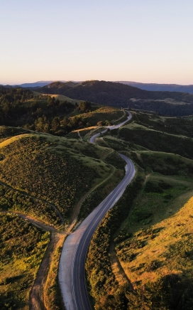 山丘下的高速公路