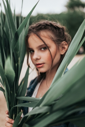 躲藏在绿植中的法国小姑娘