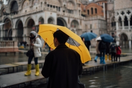 下雨打黄色雨伞的中年男子