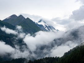 雾气下的大山