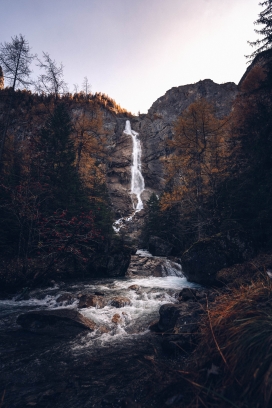 壮观的山间瀑布风景