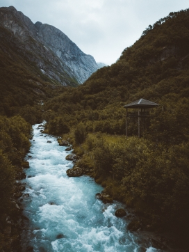 山间湍急的溪流