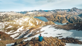 雪山湖泊美景图