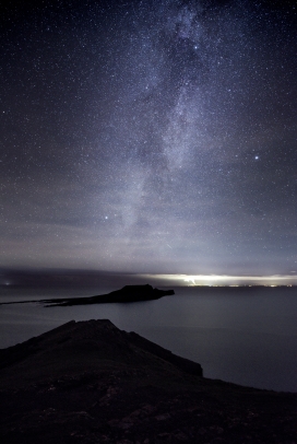 夜色星空下的湖泊