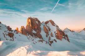 融雪后的雪山山峰