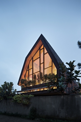 印度尼西亚390平米的尖角EH住宅