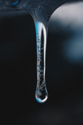 结冻的水滴冰柱图片