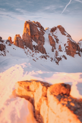 冬季雪山的早晨