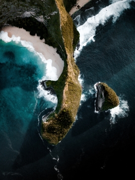 高空俯拍的海岛峡谷