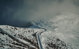 弯曲的冬季雪路