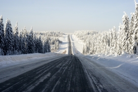 冬季下坡的雪路