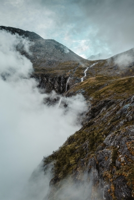 雾气大山图