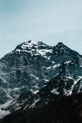 冬季雪山雪峰图