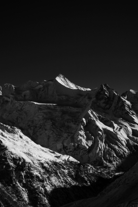 黑暗雪山图