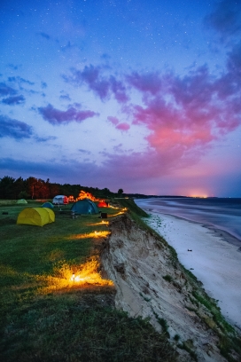 海边搭帐篷生篝火的风景图