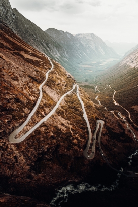 蜿蜒曲折的山峰小路