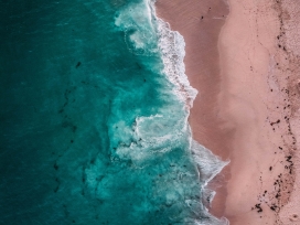 航拍的蓝色大海海浪图