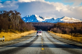 故乡雪山脚下的公路